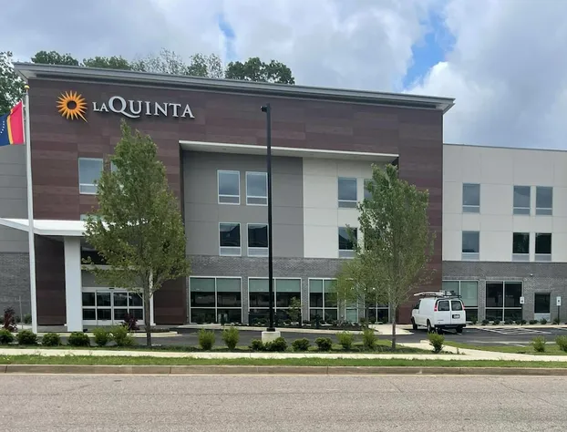 La Quinta Inn & Suites by Wyndham Olive Branch hotel detail image 2