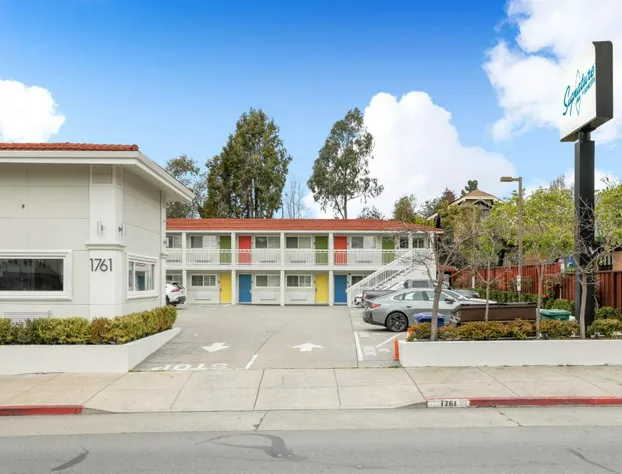 Signature Inn Berkeley hotel detail image 3