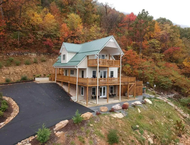 Shenandoah Manor - Pet friendly lodge with a hot tub and amazing views! hotel detail image 1