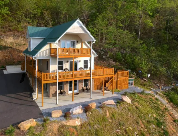 Shenandoah Manor - Pet friendly lodge with a hot tub and amazing views! hotel detail image 2