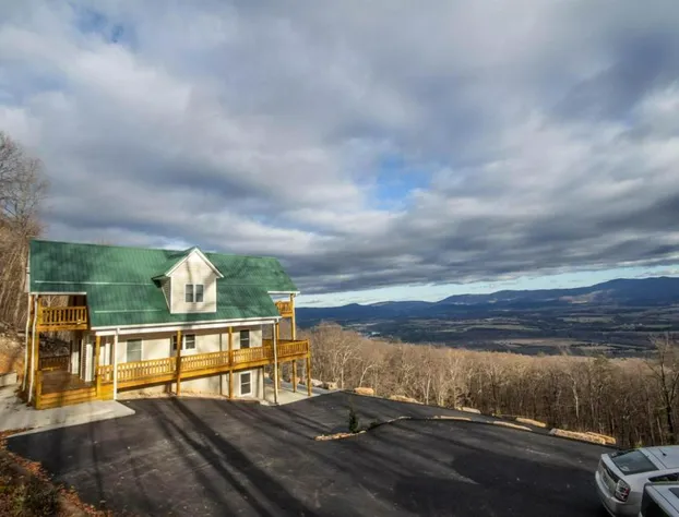 Shenandoah Manor - Pet friendly lodge with a hot tub and amazing views! hotel detail image 3