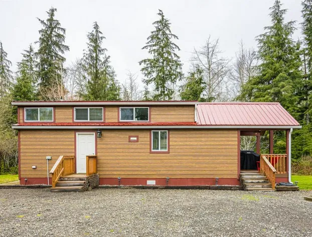 ElkCreek Inn Creekside tiny home hotel detail image 1