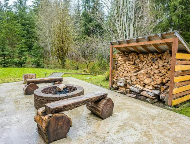 ElkCreek Inn Creekside tiny home hotel detail image 2