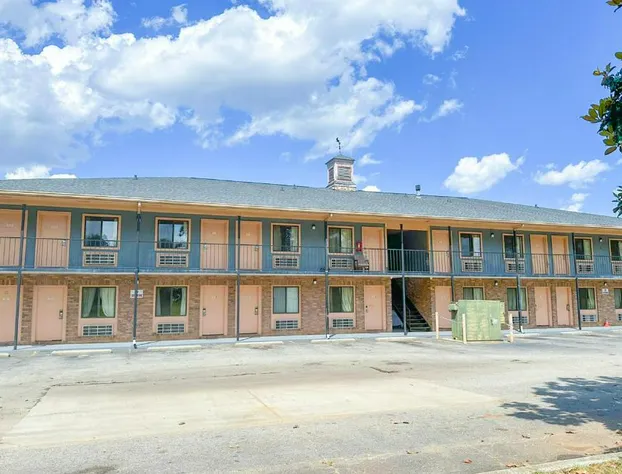 Louisville Inn By Oyo Louisville Municipal Airport hotel detail image 1