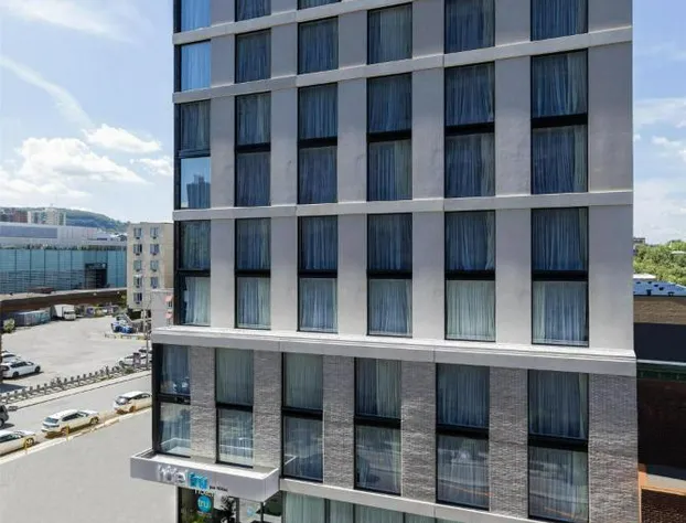 Tru by Hilton Montreal centre-ville hotel detail image 1