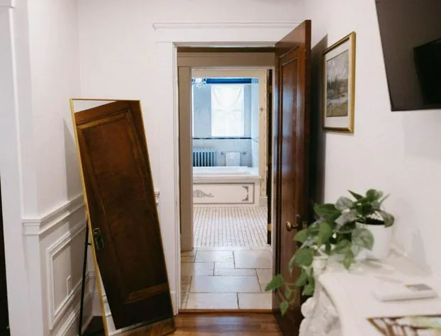 Chateau Connellsville hotel detail image 3