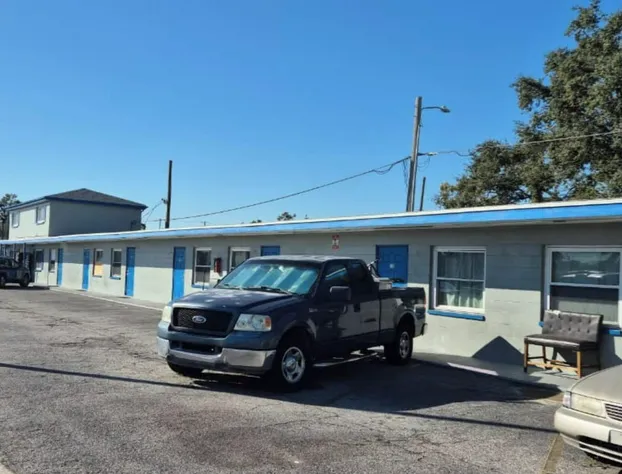 Base Motel By OYO South Tampa hotel detail image 3