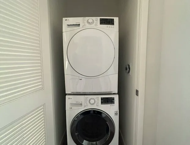 Elegant Retreat in the Heart of LA hotel detail image 1