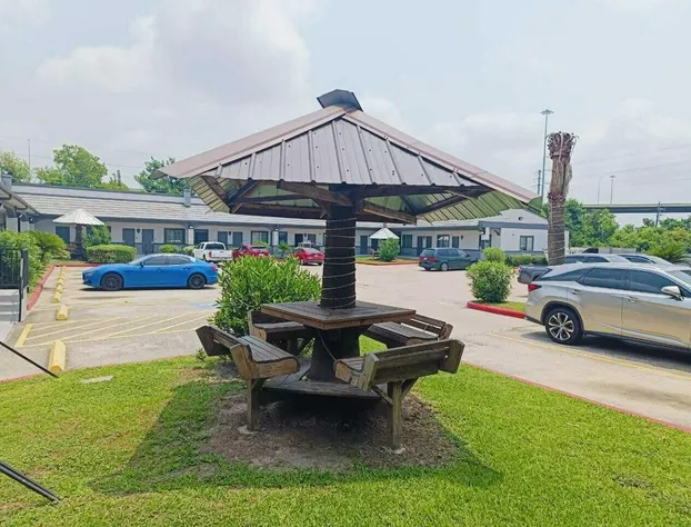 Hotel O Regency Suites Houston - IAH Beltway 8 hotel detail image 2