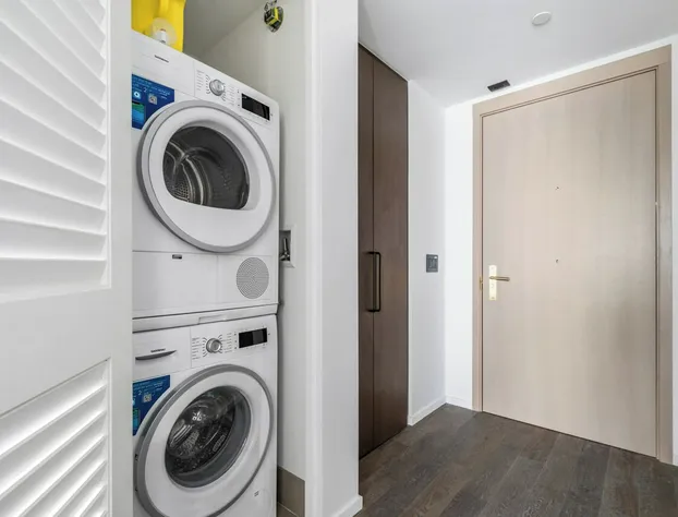 Chic Urban Stylish Condo in Downtown V hotel detail image 4