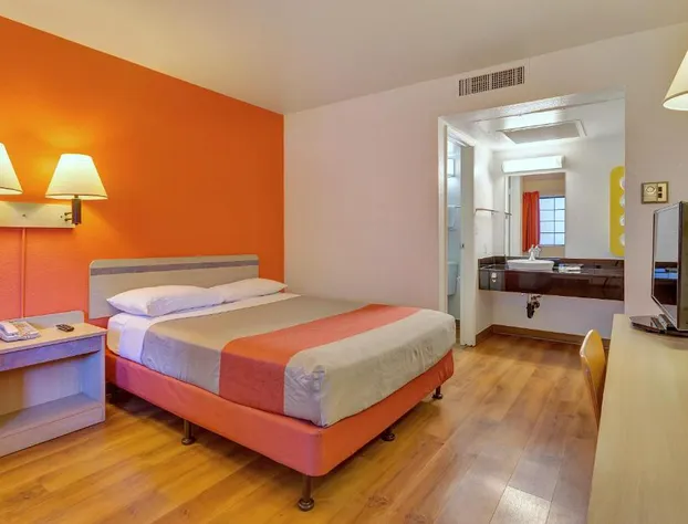 Super 8 by Wyndham Santa Rosa North hotel detail image 4