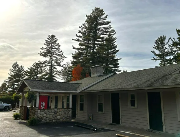 Paddler's Rest Lakeside Cabins and Hotel hotel detail image 1