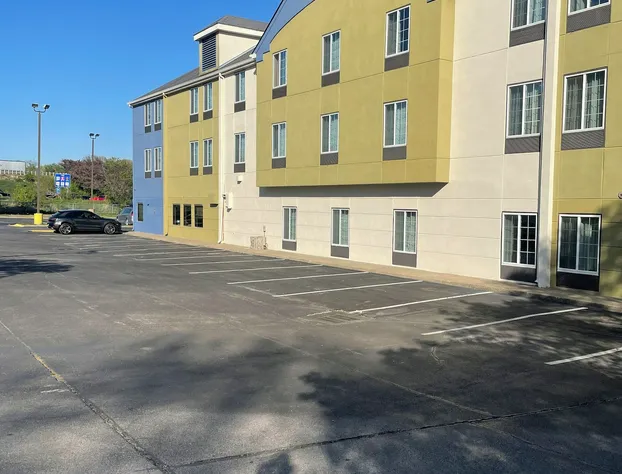 Red Lion Inn & Suites Blue Springs hotel detail image 2