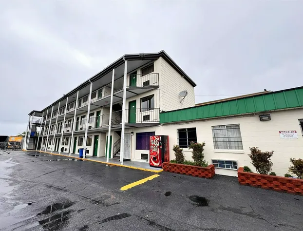 Cloverleaf Motel Richmond Near Turnpike hotel detail image 1