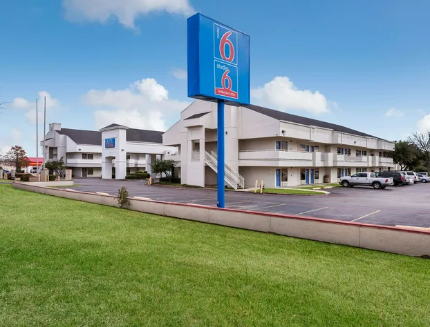 Studio 6 Irving, TX - Irving DFW Airport East hotel detail image 1