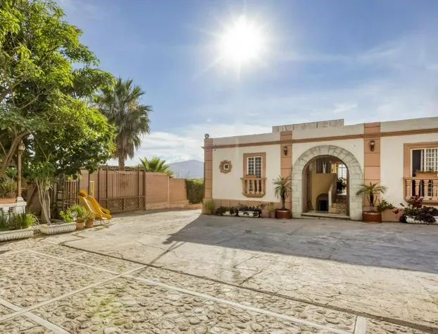 Capital O Colina Dorada hotel detail image 1