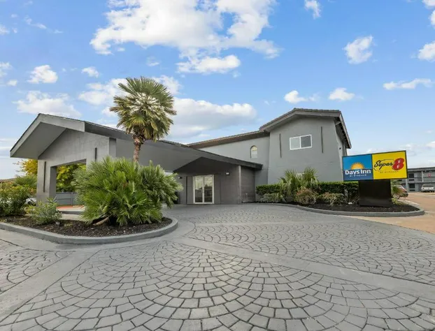 Days Inn & Suites by Wyndham Texas City hotel detail image 2