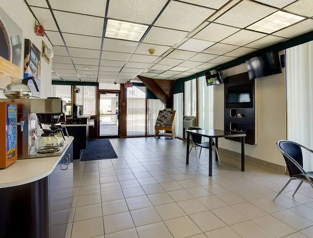 Wingate by Wyndham Geneva at SPIRE Academy hotel detail image 4