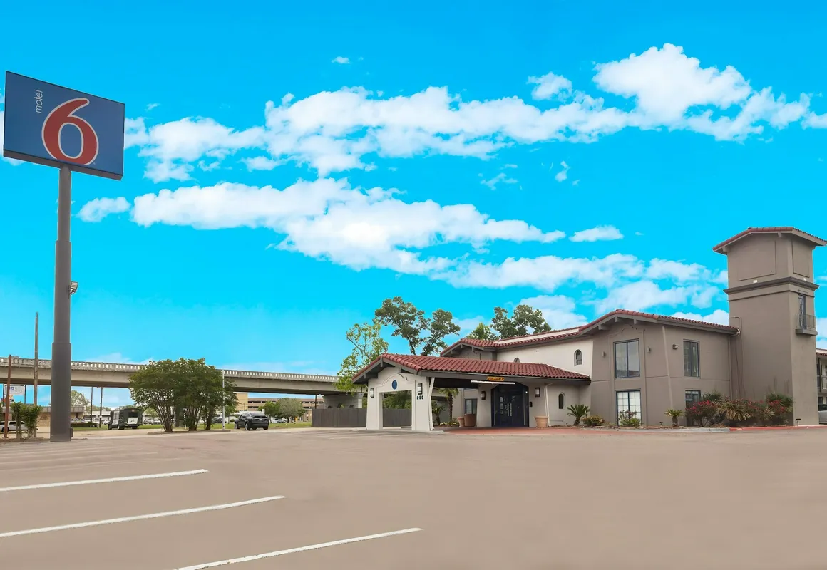 Studio 6 - Beaumont, TX hotel hero