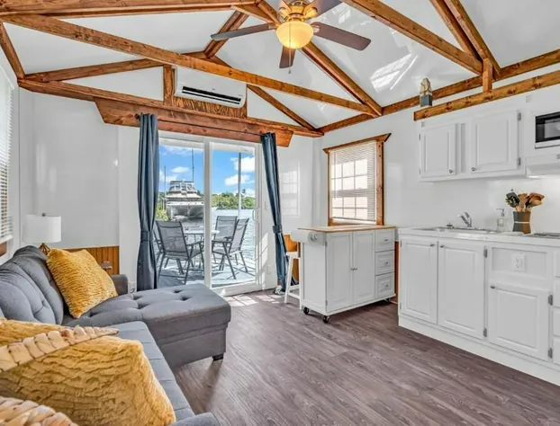 Aqua Lodges at Key Colony hotel detail image 4