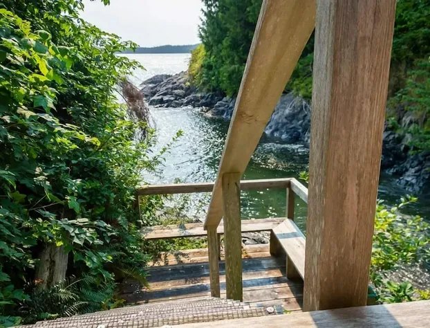 Secluded Oceanfront - Upstairs hotel detail image 4