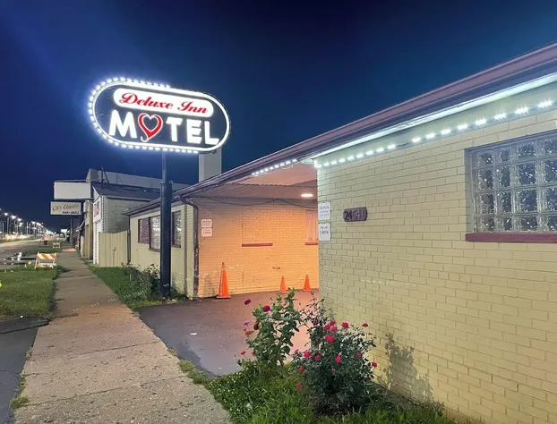 Deluxe Inn Motel hotel detail image 2