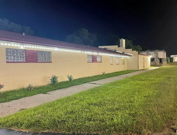 Deluxe Inn Motel hotel detail image 4