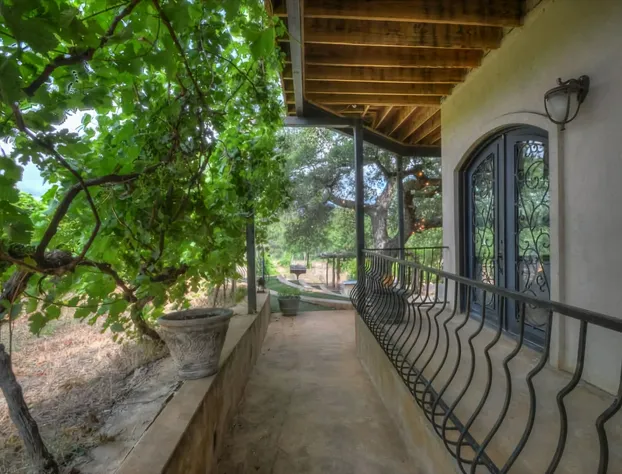 The Guesthouse at The Lonely Oak hotel detail image 1