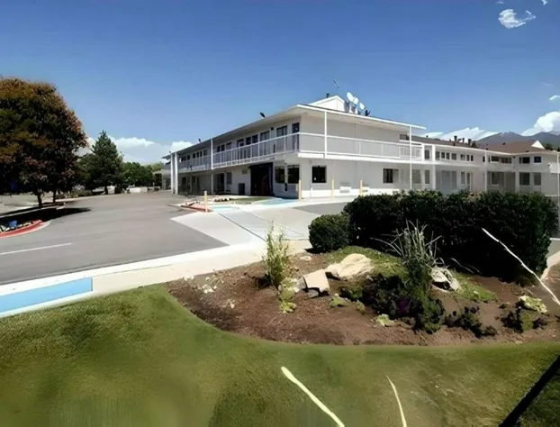 Super 8 by Wyndham Woods Cross/Salt Lake City North hotel detail image 1