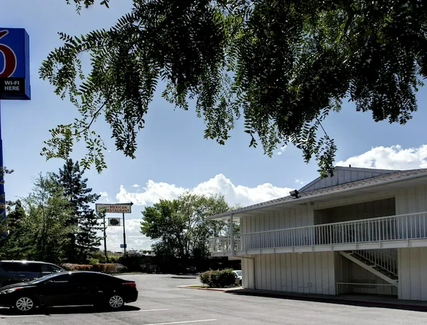 Super 8 by Wyndham Woods Cross/Salt Lake City North hotel detail image 4