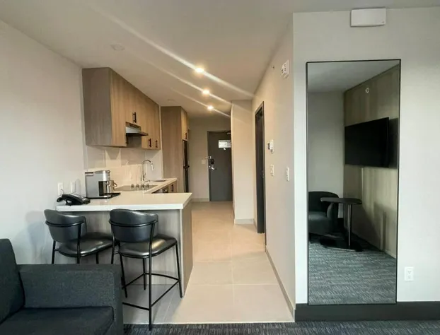 La Quinta Inn & Suites By Wyndham Kelowna Bc hotel detail image 4