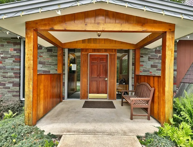 The Birch Ridge: American Classic Room #7 - King Suite In Killington. Hot Tub. 1 Bedroom Home hotel detail image 1