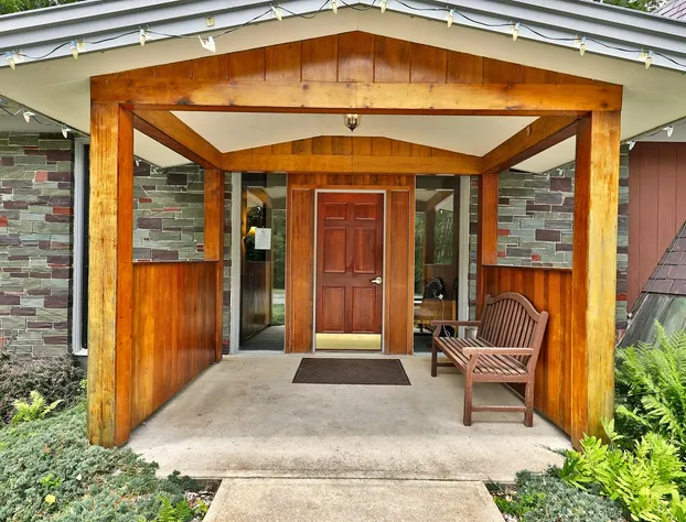 The Birch Ridge: English Gentleman's Room #9 - King Suite In Killington, Vermont. Hot Tub. 1 Bedroom Home hotel detail image 1