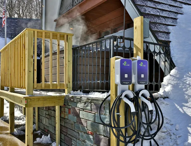 The Birch Ridge: English Gentleman's Room #9 - King Suite In Killington, Vermont. Hot Tub. 1 Bedroom Home hotel detail image 2