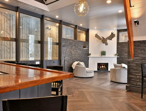 The Birch Ridge: Mission Room #2 - Queen Suite In Renovated Killington Lodge. Hot Tubs. 1 Bedroom Home hotel detail image 4