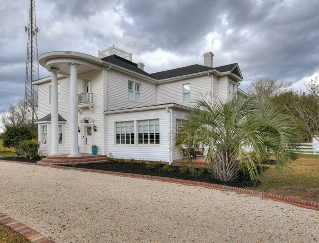 Burrell and Flynn's Farm hotel detail image 1