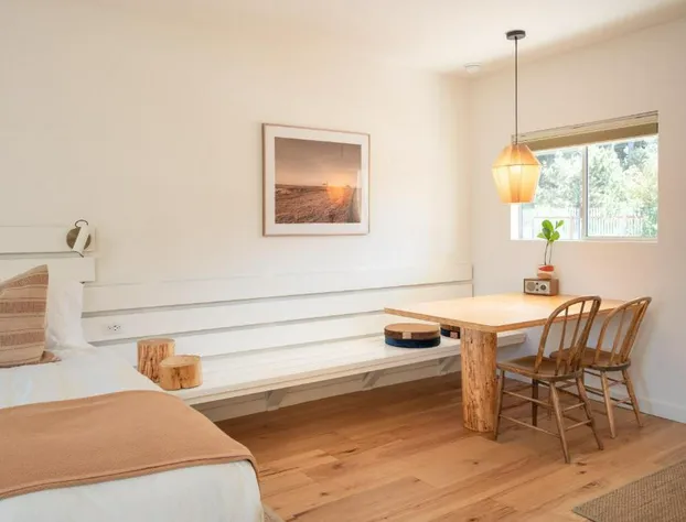 Mendocino Cove hotel detail image 4