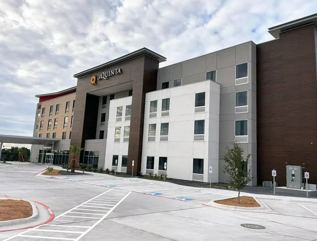 La Quinta Inn & Suites by Wyndham Eagle Pass hotel detail image 1
