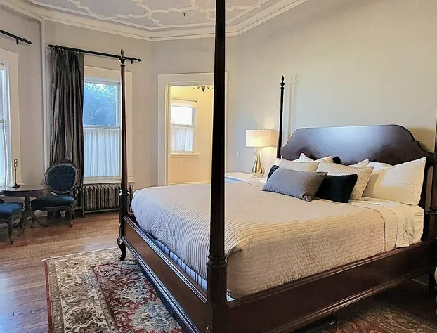 New Victorian Mansion Bed & Breakfast hotel detail image 3