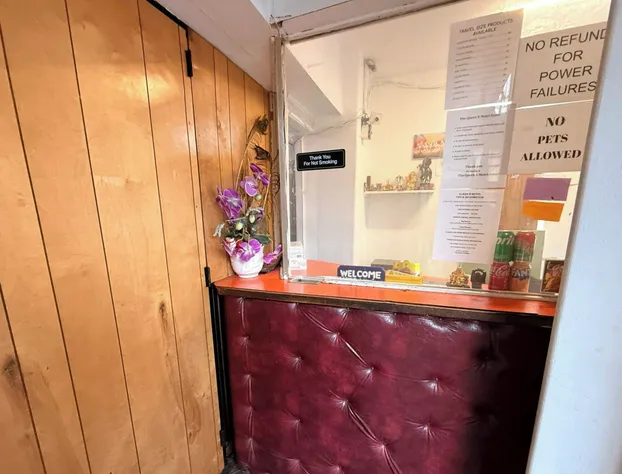 The Queen B Motel, Detroit-Warren hotel detail image 4