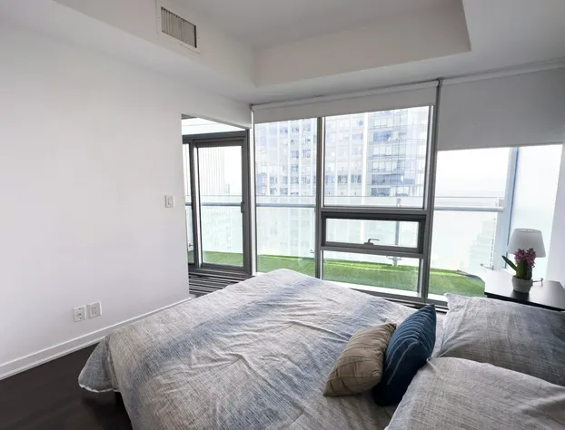 Comfy Lakeview Rogers Centre FreeParking hotel detail image 1