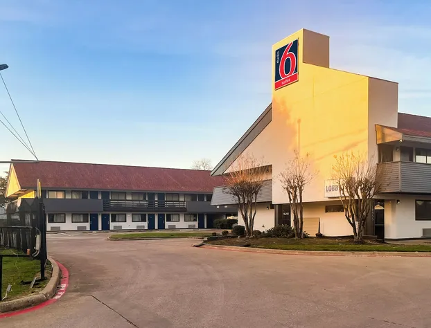 Studio 6 Suites Dallas. TX - Loop 12 West hotel detail image 1