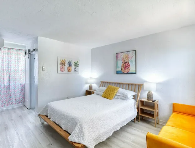 6 Pineapple Shores Retro Inn Queen Studio hotel detail image 1