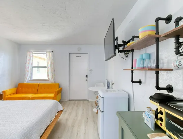 6 Pineapple Shores Retro Inn Queen Studio hotel detail image 2