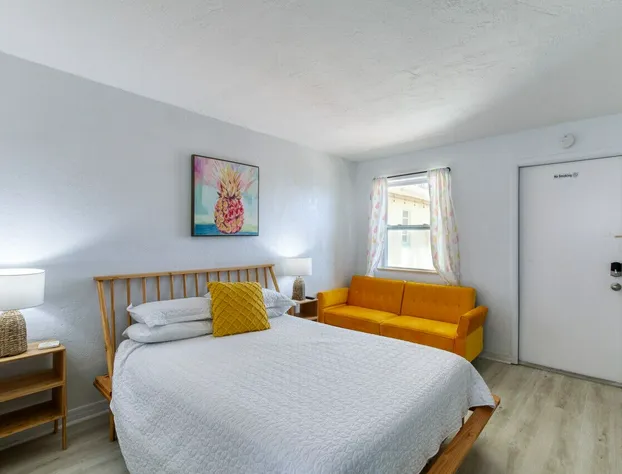 6 Pineapple Shores Retro Inn Queen Studio hotel detail image 3